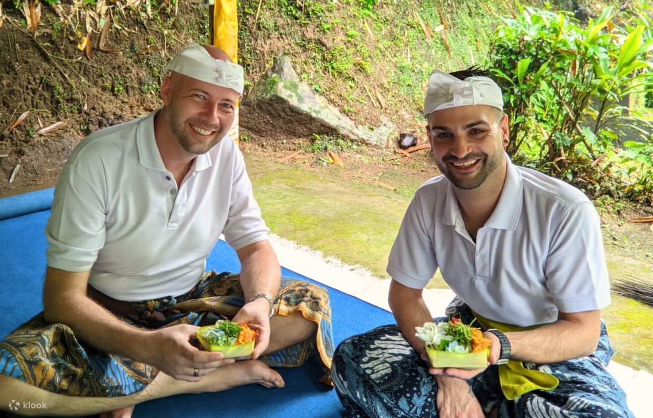 sediakan persembahan untuk upacara pemberkatan Bali