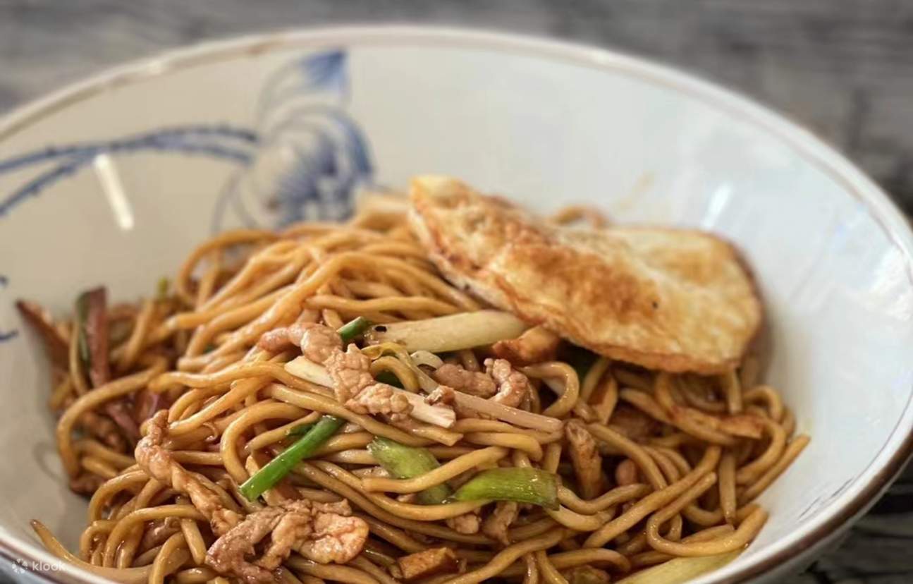 Jalan kaki santai memetik teh di perkebunan teh, jelajahi misteri waduk kaya oksigen