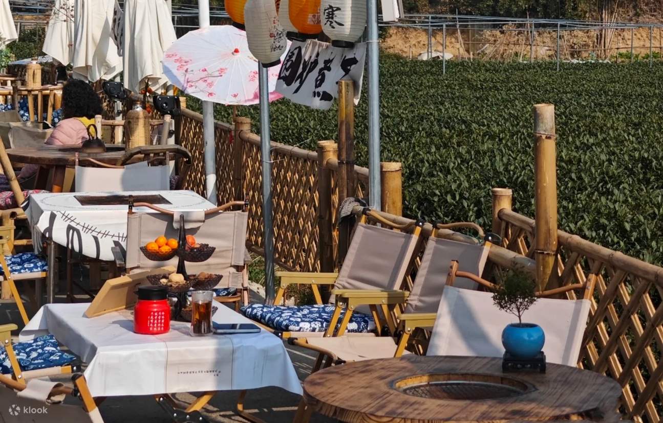 Jalan kaki santai memetik teh di perkebunan teh, jelajahi misteri waduk kaya oksigen