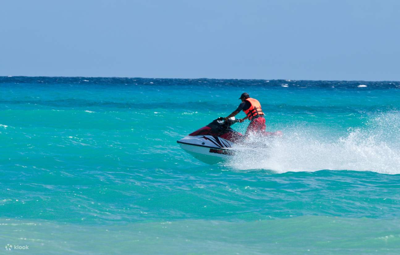 Девушка фотографируется с гидроциклом