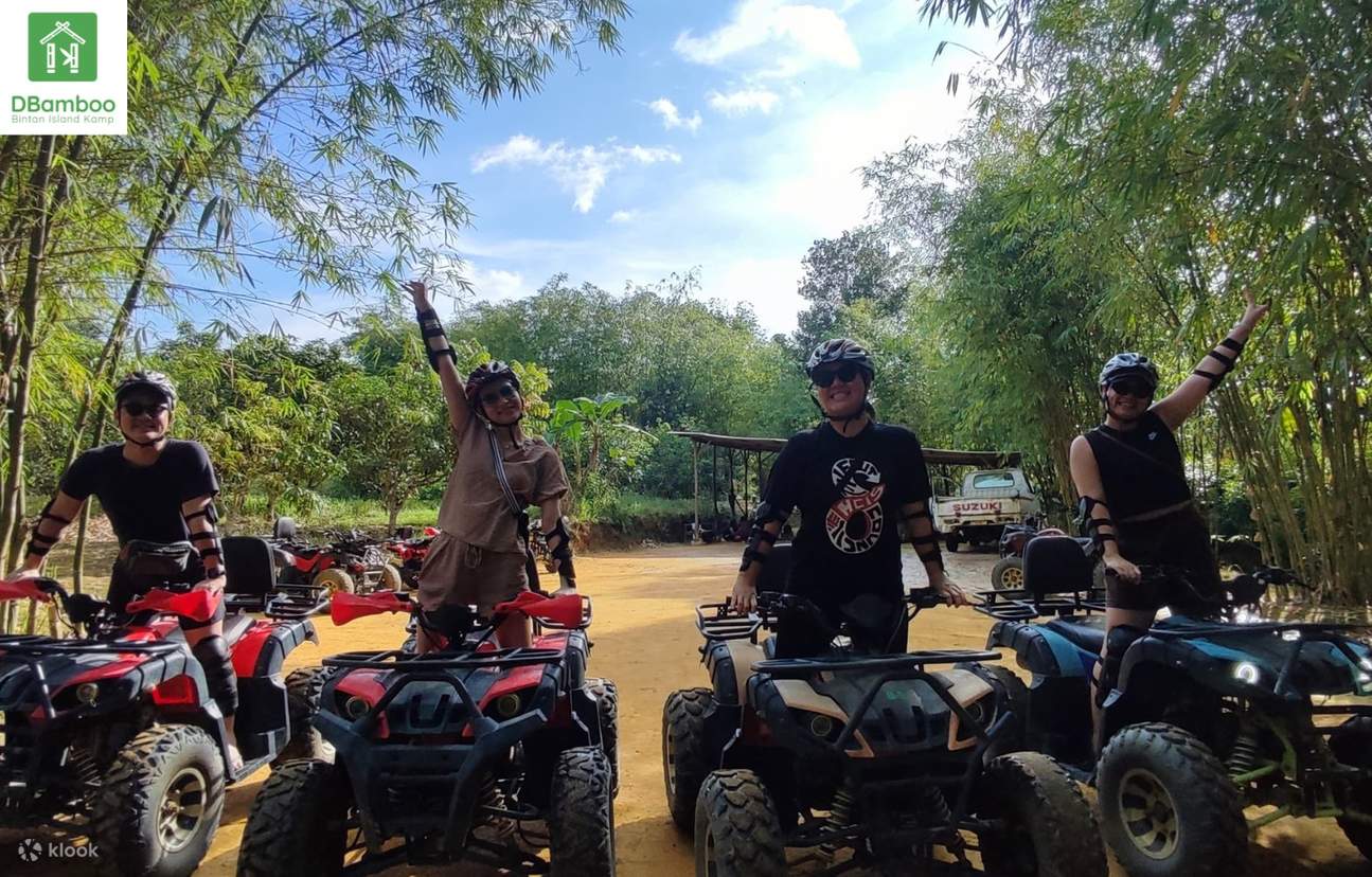 Mentari bersinar, semangat membara! ☀️🛻
Penunggang yang gembira ini bersedia untuk menakluki denai di D’Bamboo Kamp, Bintan Island. Biarkan pengembaraan bermula! 🌿🔥