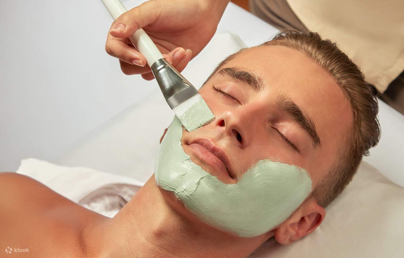 敷面膜是脸部护理的步骤之一，有助于滋润和保湿肌肤。