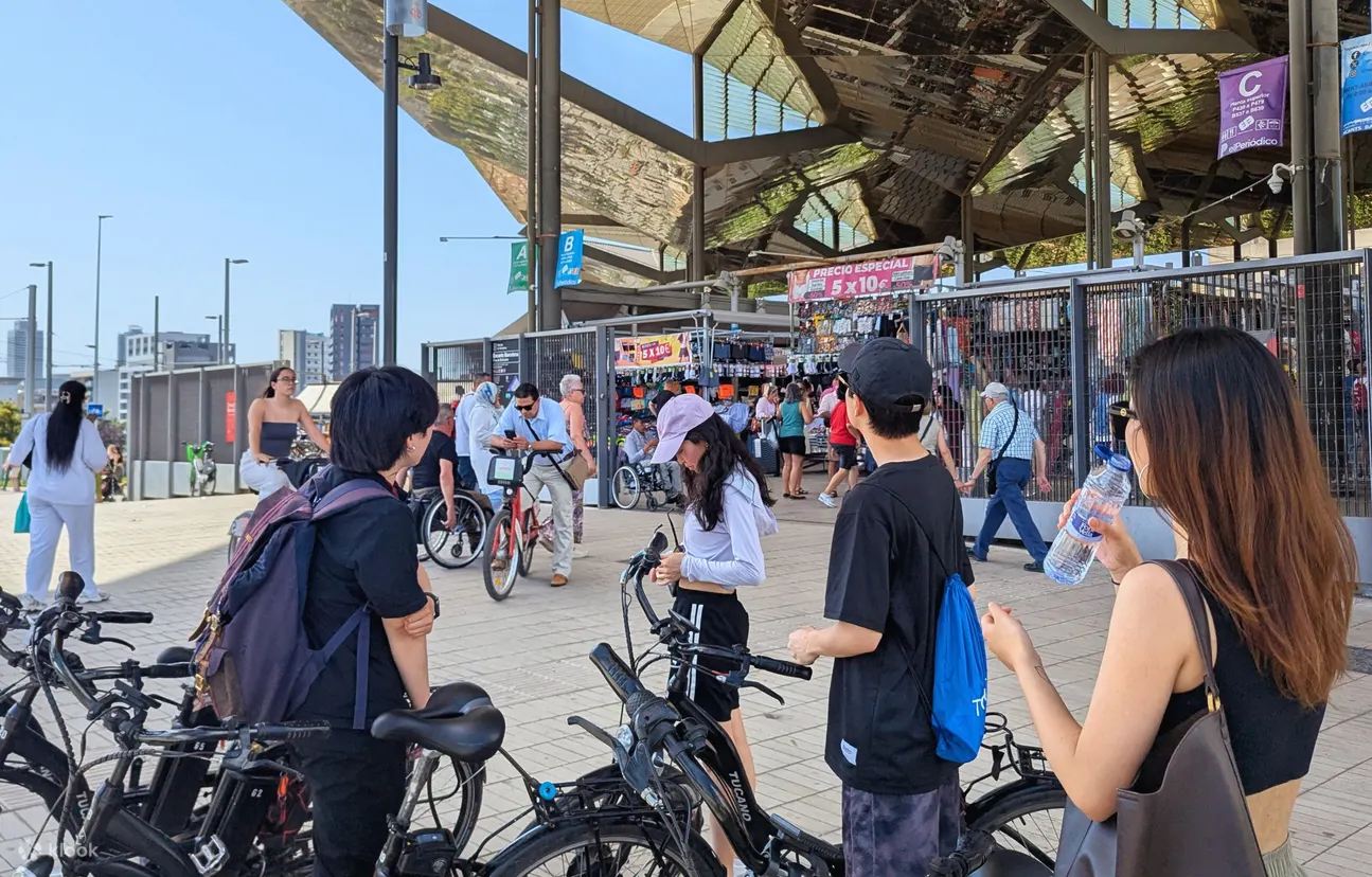 巴塞罗那：老市场与品尝小吃电动自行车之旅