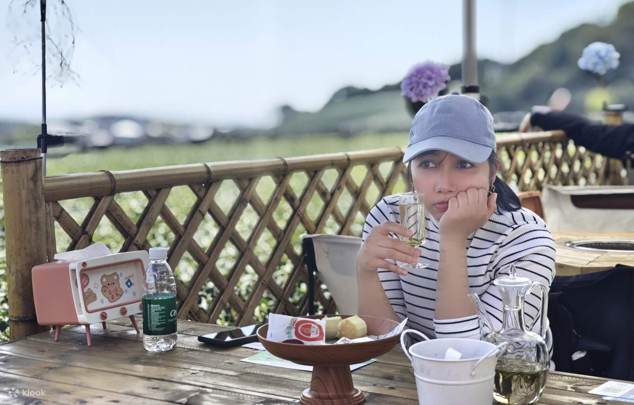 Recoja té en el pueblo del té y explore los secretos del embalse rico en oxígeno