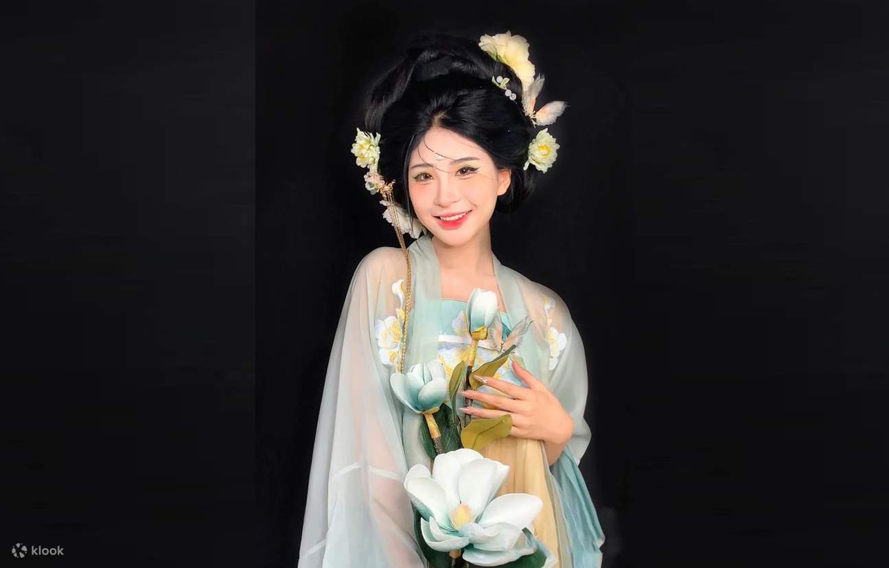 In our Hanfu makeover and photography studio, makeup artistry is a crucial element that we meticulously craft. Our makeup team draws inspiration from history and incorporates modern aesthetics to create a personalized, classic look just for you, allowing 