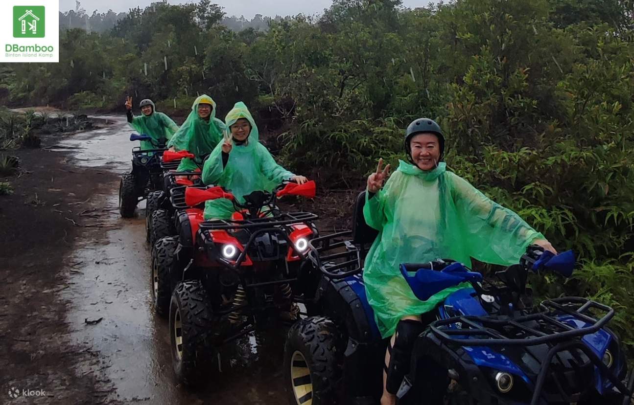 Pengembaraan menanti—walau hujan atau panas! 🌧️💪
Nikmati tunggangan ATV yang menyeronokkan melalui denai menghijau di D’Bamboo Kamp, Bintan Island.