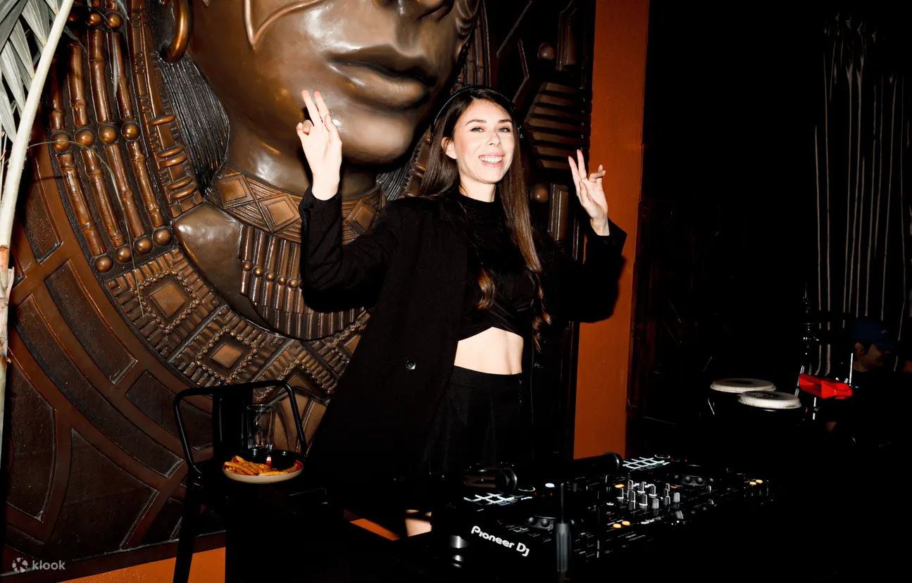 The Vibe Arcovia 的 DJ 摊位