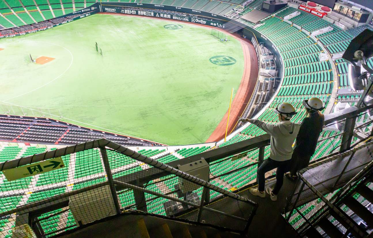 Suasana stadion Mizuho PayPay Dome Fukuoka yang megah dengan latar pegunungan