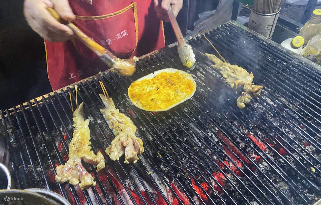 Erleben Sie das lokale Nachtleben von Chongqing mit Einheimischen: BBQ + Flussblick bei Nacht + Bar-Tipps - Eatwith