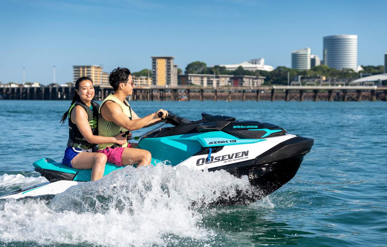 pasangan menaiki jet ski