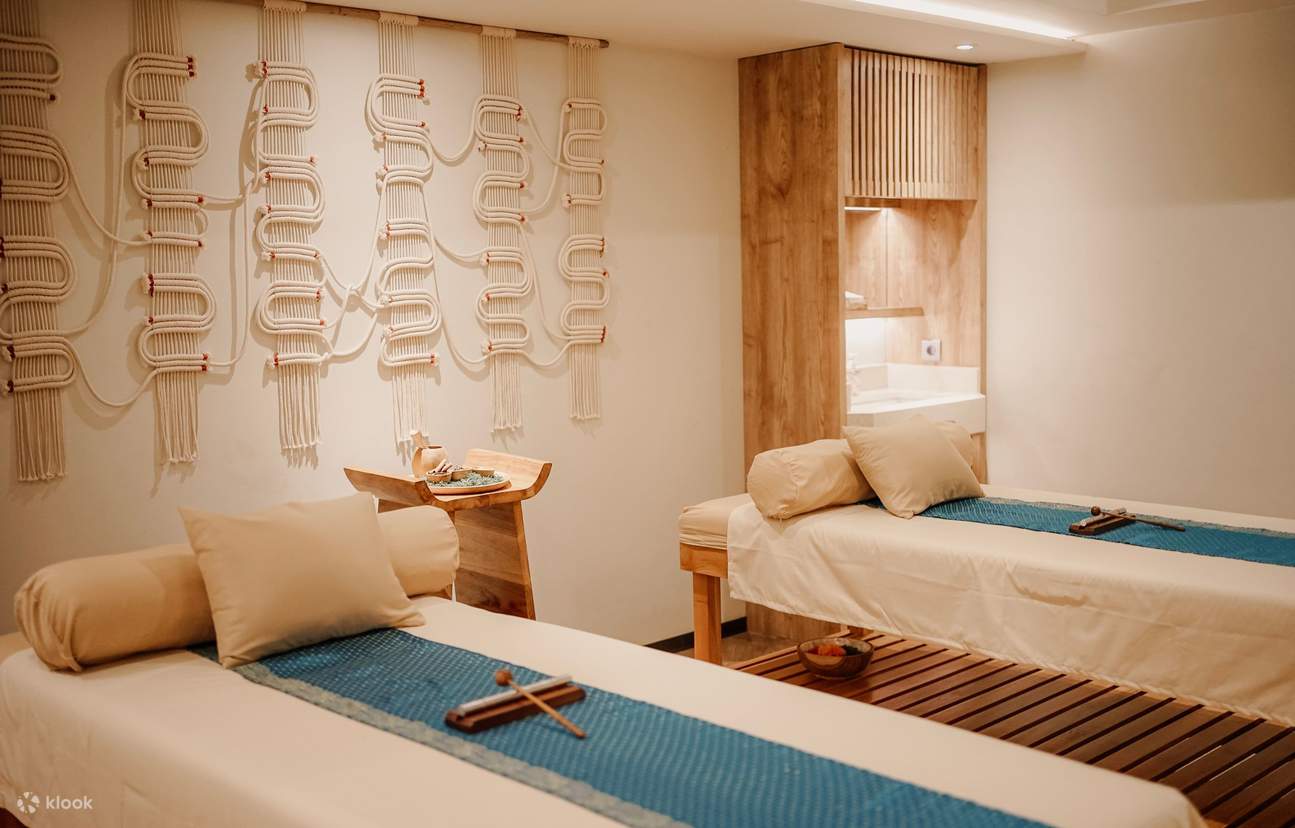 Ruang Perawatan Spa - Retret damai Anda menanti. Menampilkan warna-warna hangat, tekstur alami, dan suasana menenangkan untuk perawatan sempurna Anda.