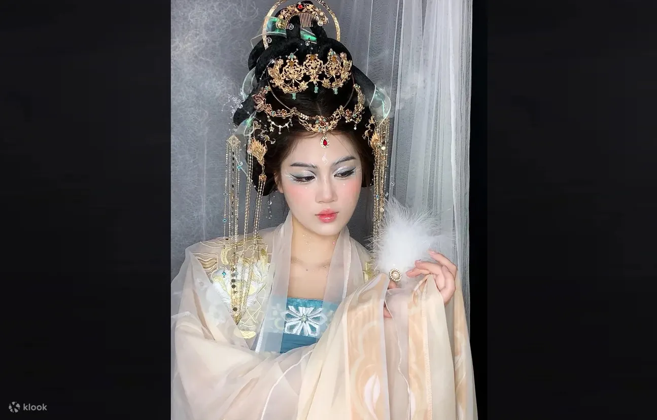 每一款妆容都经过精心设计，力求还原历史风貌，同时结合现代审美，让您在古典与时尚之间找到完美的平衡。无论是拍摄写真，还是参加活动，我们的妆容都能让您自信满满，成为镜头下的古典美人。