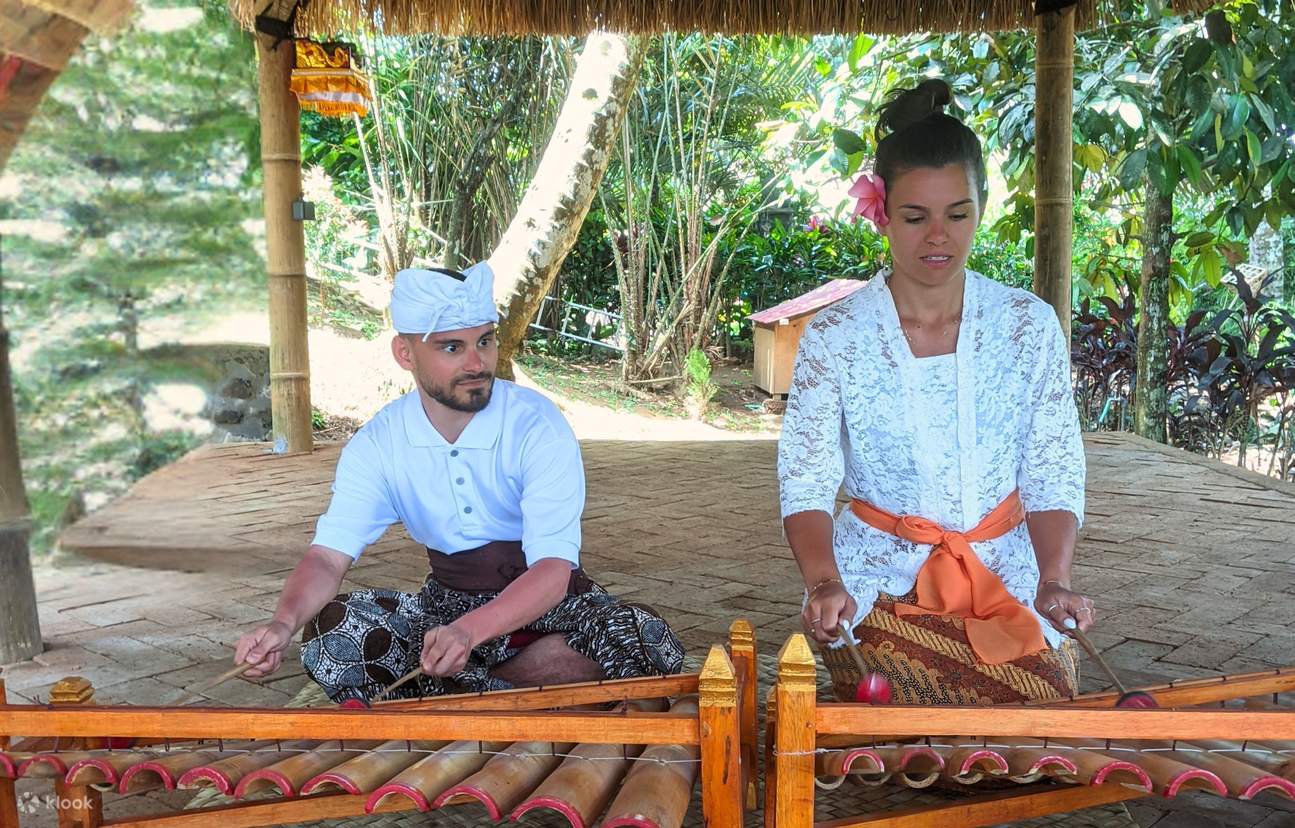 เล่นรินดิก ซึ่งเป็นเครื่องดนตรีบาหลีแบบดั้งเดิมของชาวนา