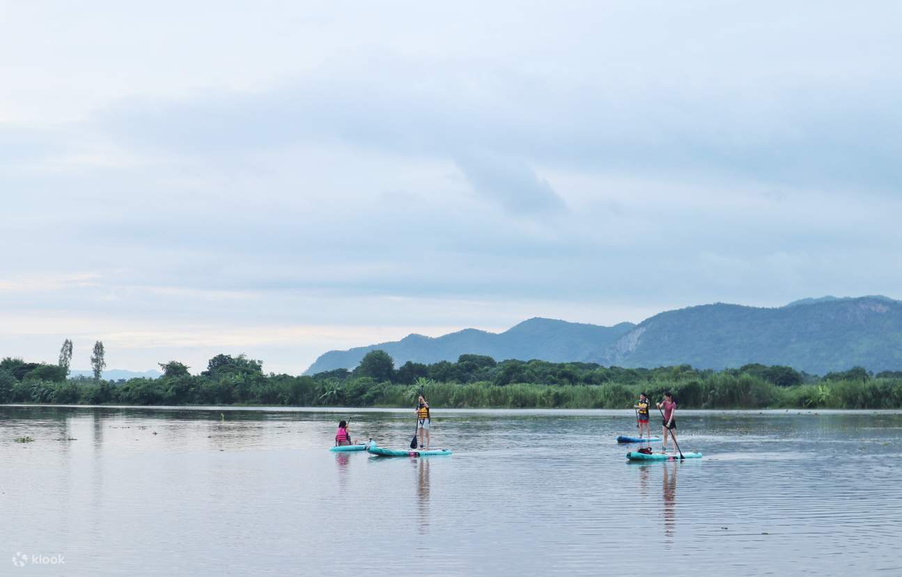 Attività acquatica SUP a Kanchanaburi con Paddle More Thailand