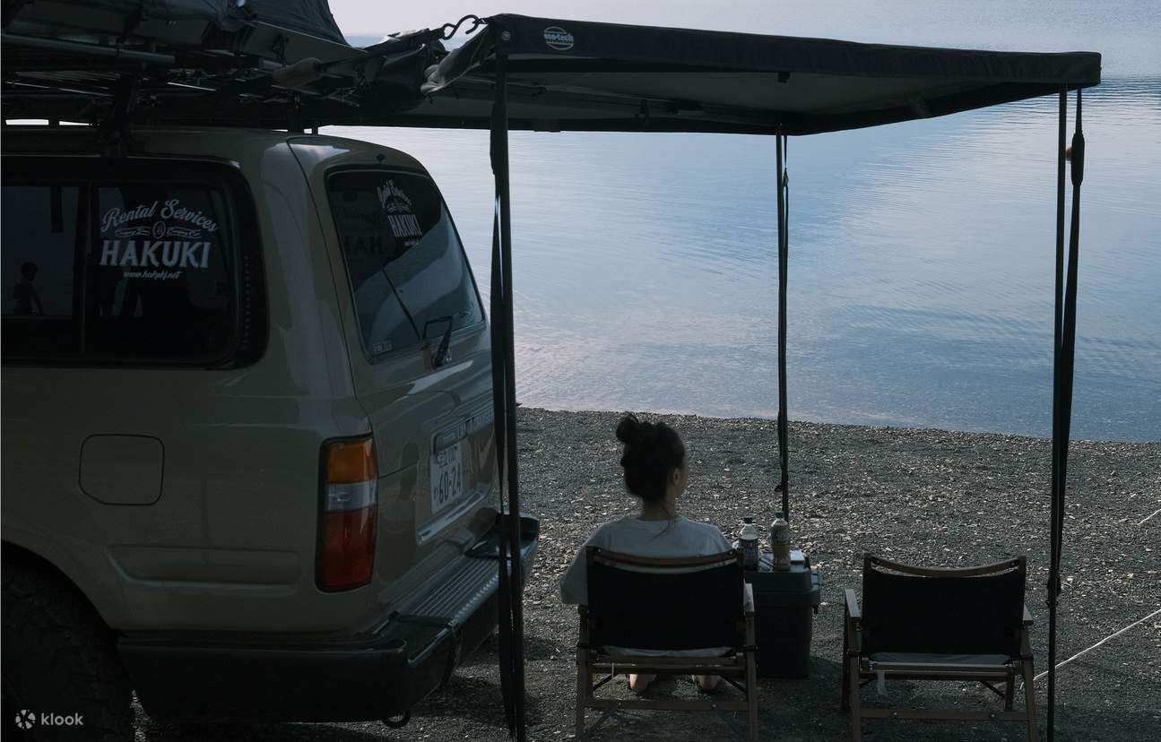 Toyota Land Cruiser 80 Classic Campervan avec tente de toit (Convient pour 4 personnes)