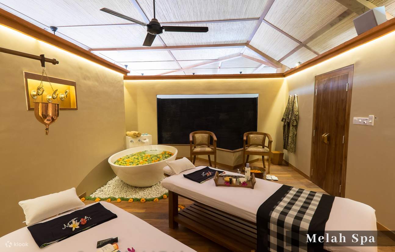 蓮花房是私人情侶房型之一，配有浴缸。