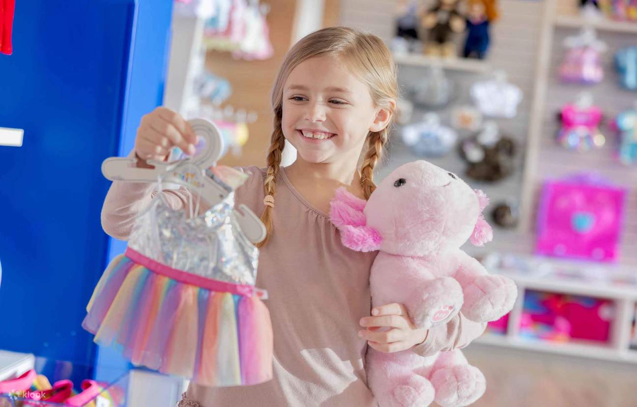 Memilih pakaian untuk boneka