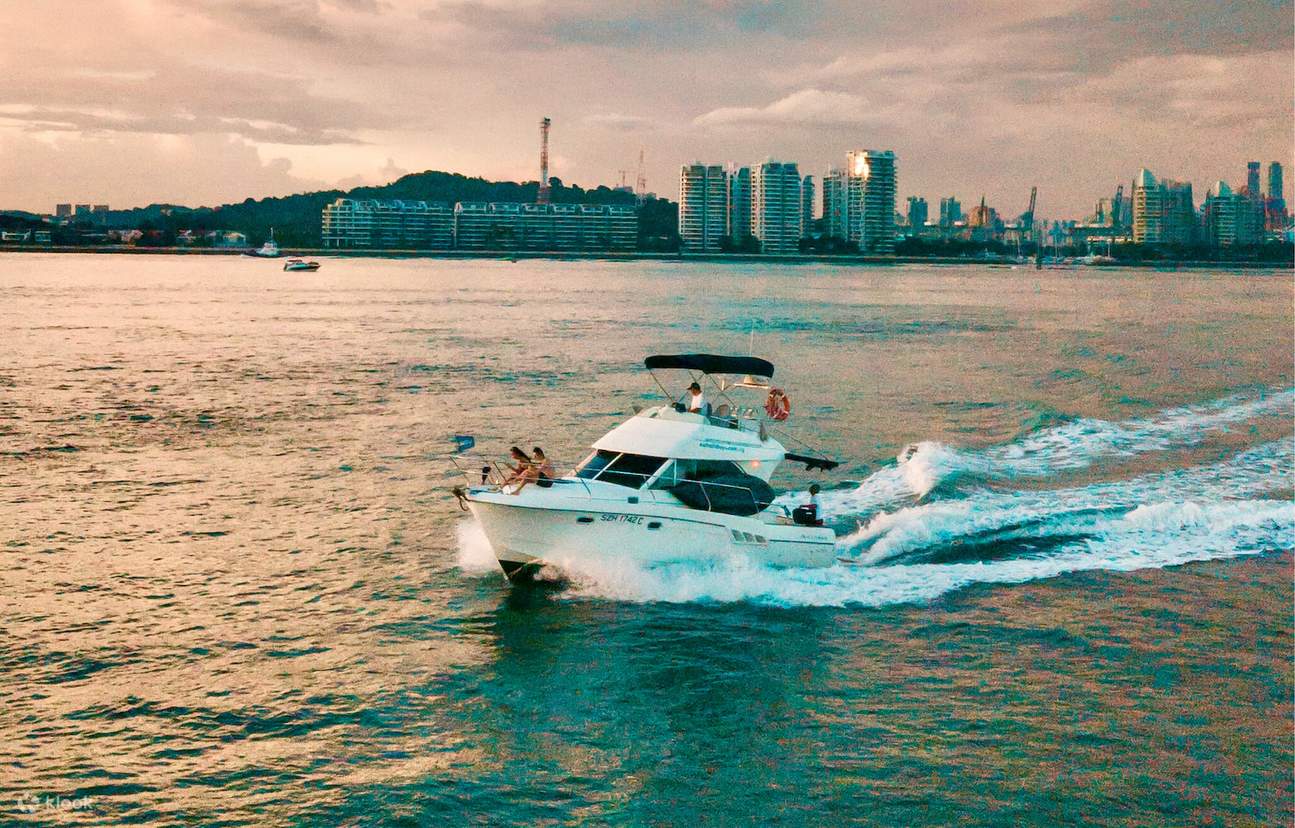 Goditi il tramonto dallo yacht