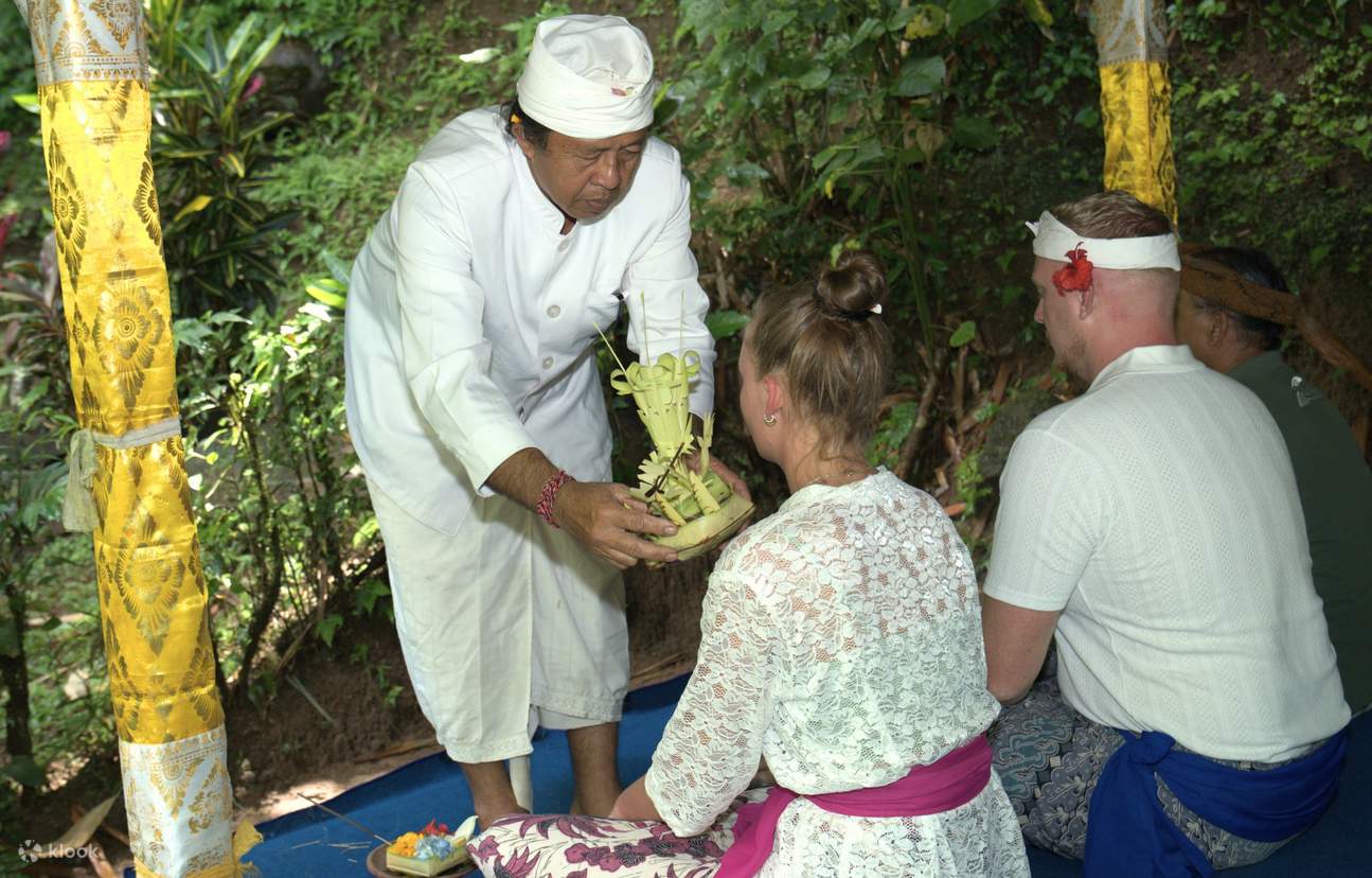 Upacara restu Bali di tempat suci di hutan hujan
