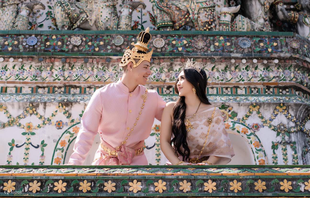 バンコクのワットアルンでのプロのタイ衣装写真撮影