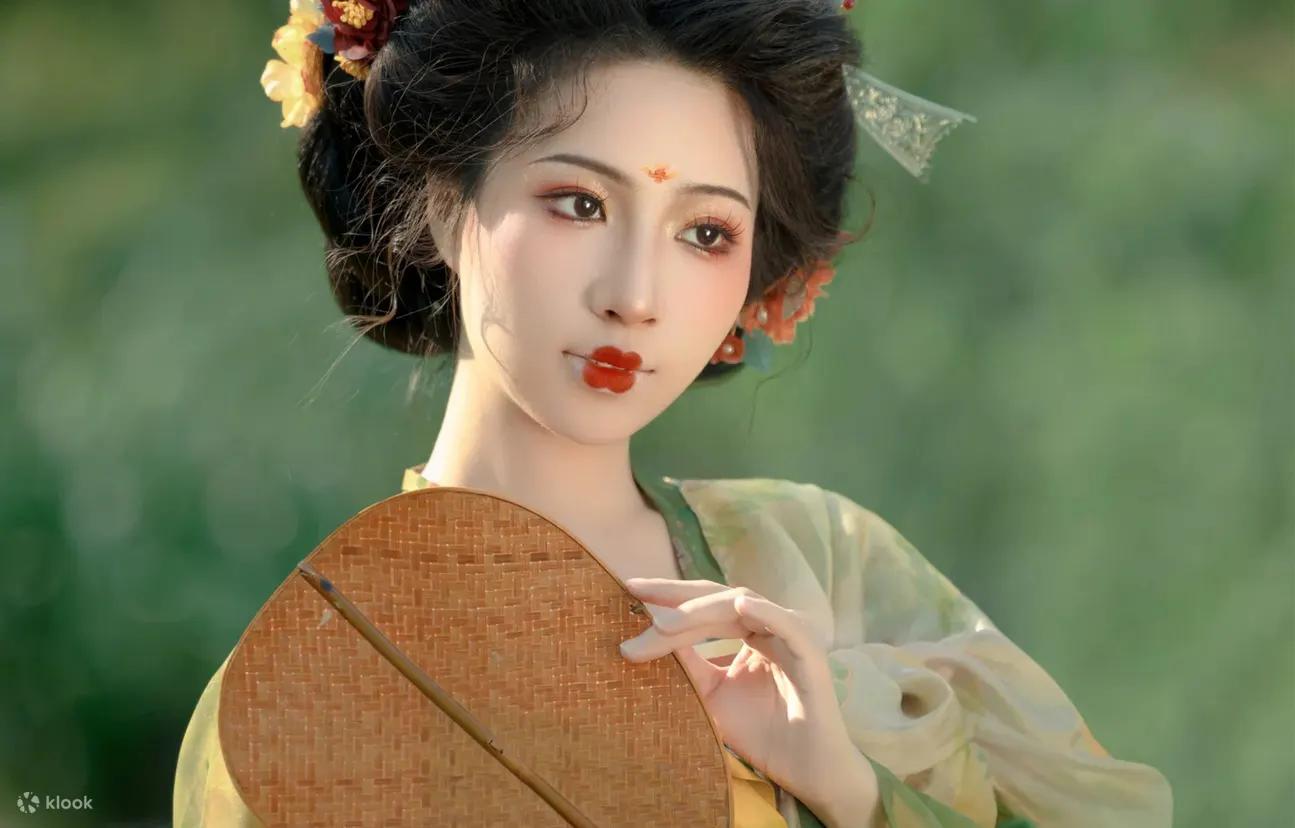 唐代妆容以丰腴华贵著称，我们的化妆师会为您精心描绘蛾眉，点染朱唇，再以花钿、面靥点缀，重现“云想衣裳花想容”的盛世风华。无论是浓艳的胭脂，还是精致的额黄，都让您仿佛置身于大唐的宫廷盛宴，感受那个时代的辉煌与浪漫。