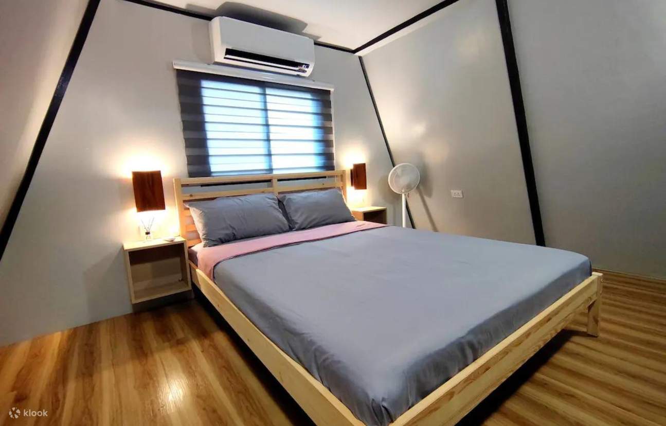 Un lit avec des draps gris