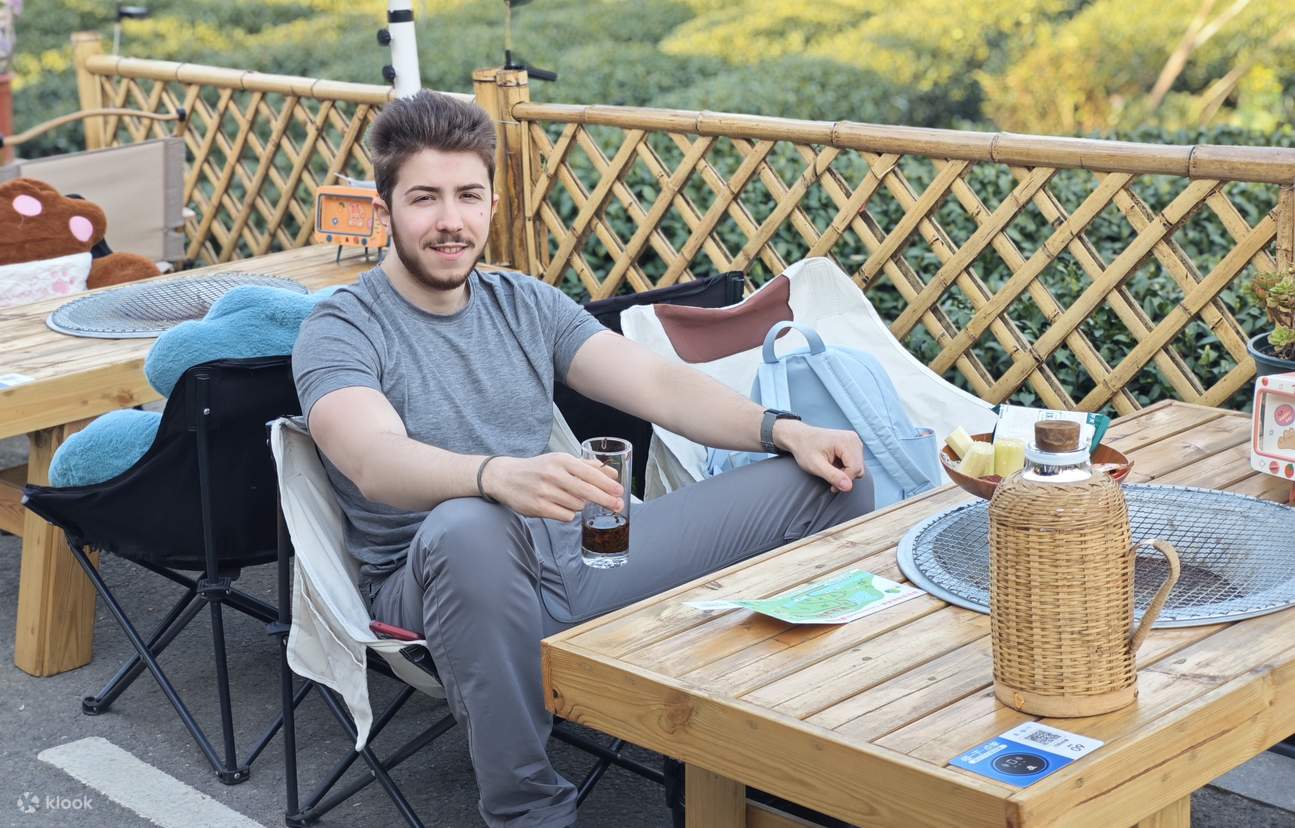 Jalan kaki santai memetik teh di perkebunan teh, jelajahi misteri waduk kaya oksigen