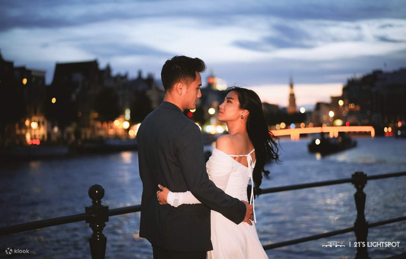 Выходя в тихую ночь с близким человеком.