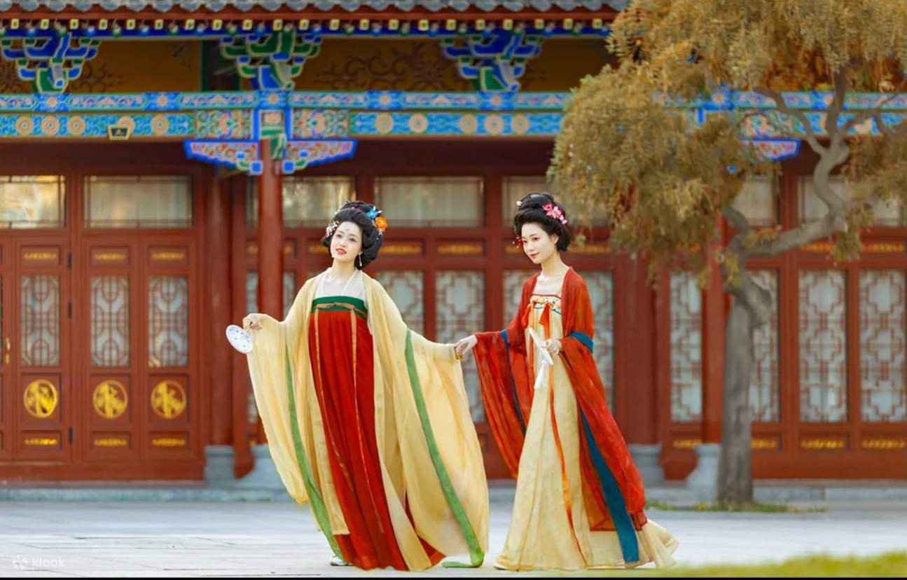 Our makeup and styling team will create custom looks, including makeup and hairstyles, tailored to each bridesmaid's face shape, temperament, and chosen Hanfu style. Whether it's the voluptuous opulence of the Tang Dynasty, the refined grace of the Song D