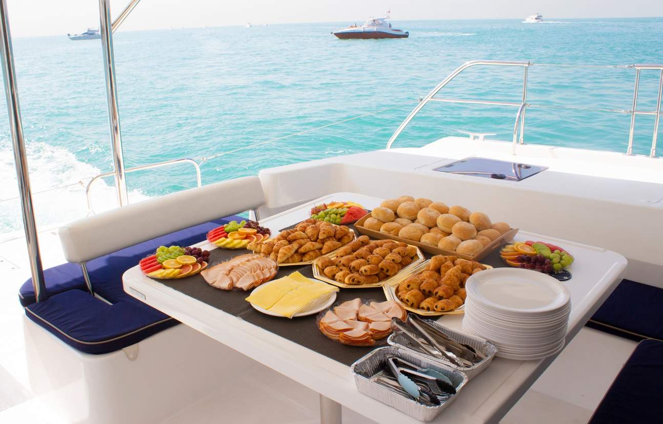 dubai yacht breakfast