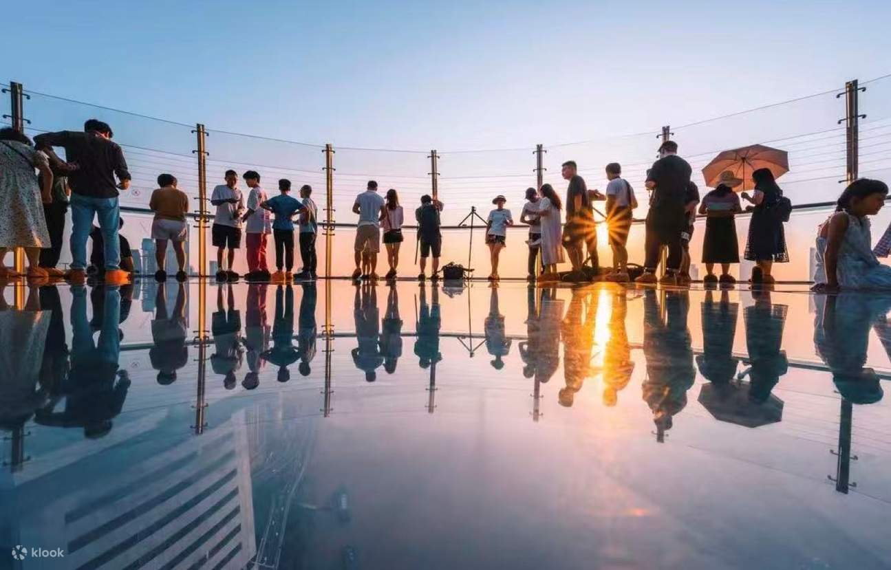 Disfrute de una vista panorámica de 360 grados de la ciudad de Chongqing, la confluencia de los ríos Yangtsé y Jialing, los altos edificios a ambos lados y las montañas a lo lejos.
