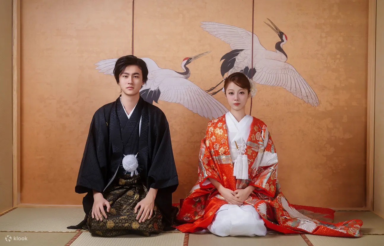 色挂（以金色和红色为特征的和服）日本传统婚礼和服拍摄计划。您可以选择在室外或私人工作室拍摄。