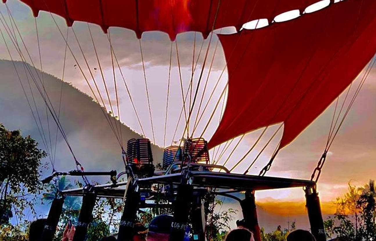 Penerbangan Balon Udara Panas di Vang Vieng