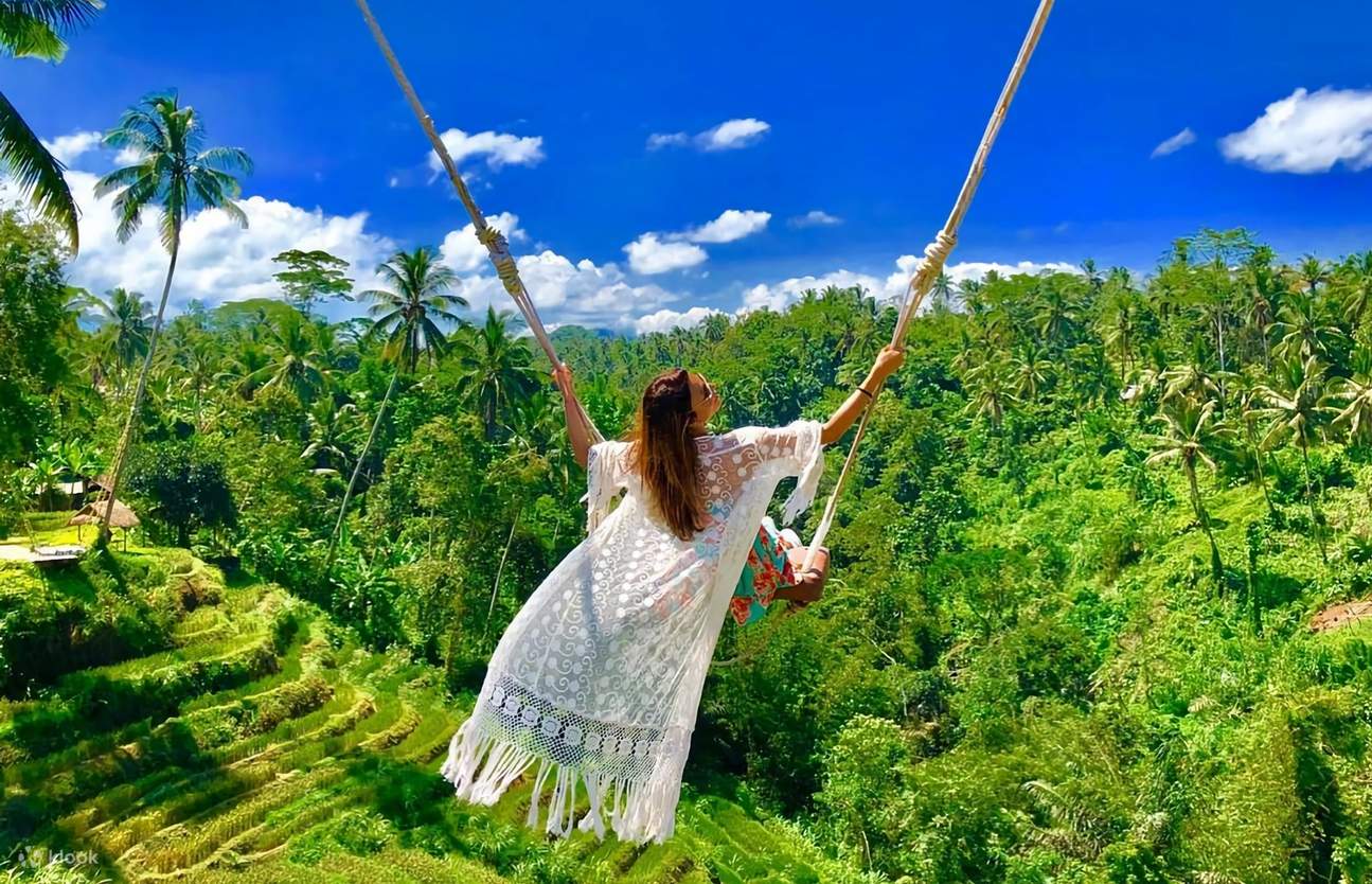 donna sull'altalena nella giungla