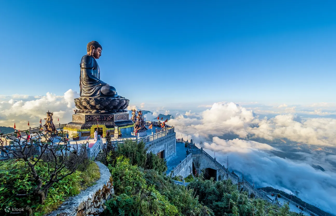 番西邦山頂上的佛像