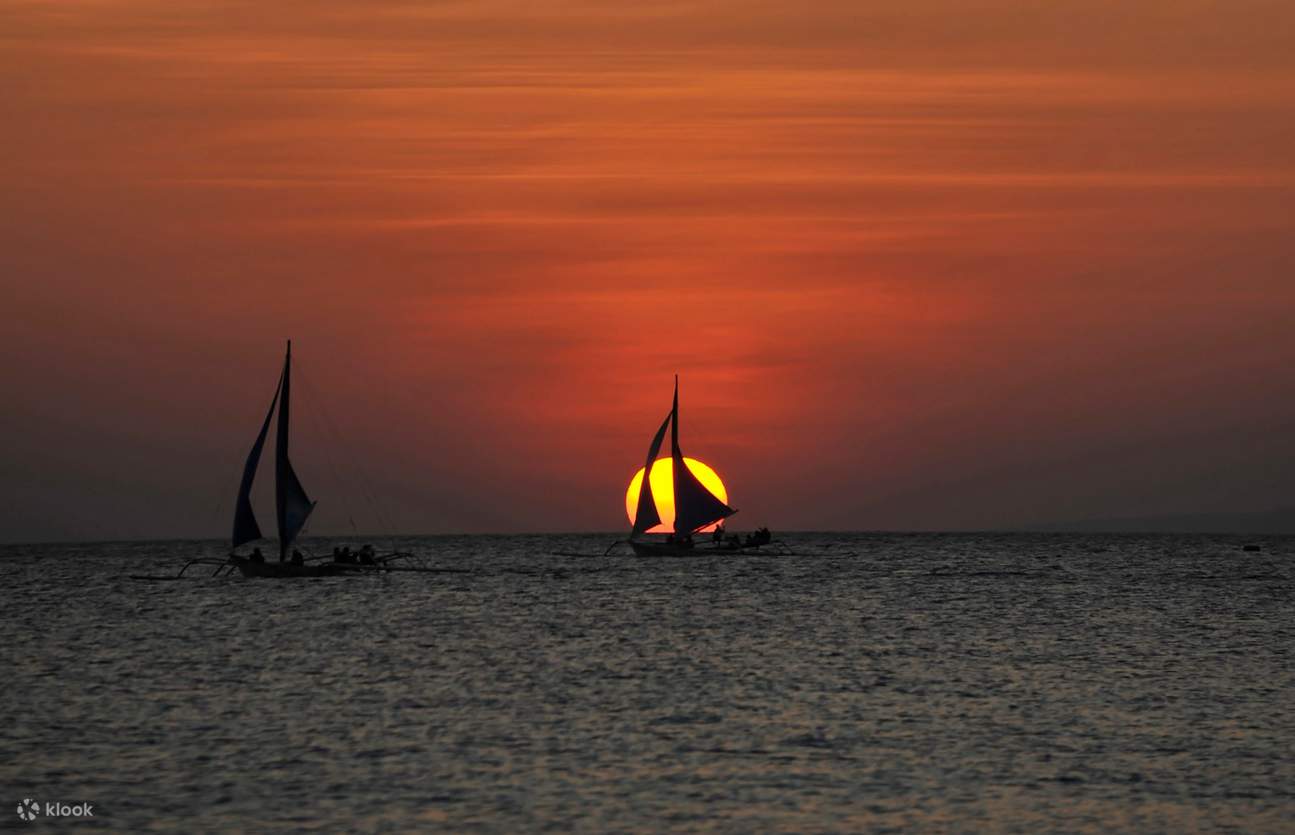 日落時海上的幾艘帆船
