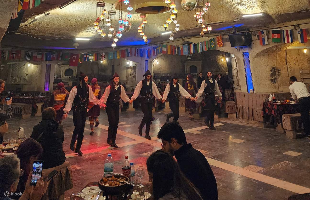 卡帕多西亚洞穴餐厅的土耳其之夜