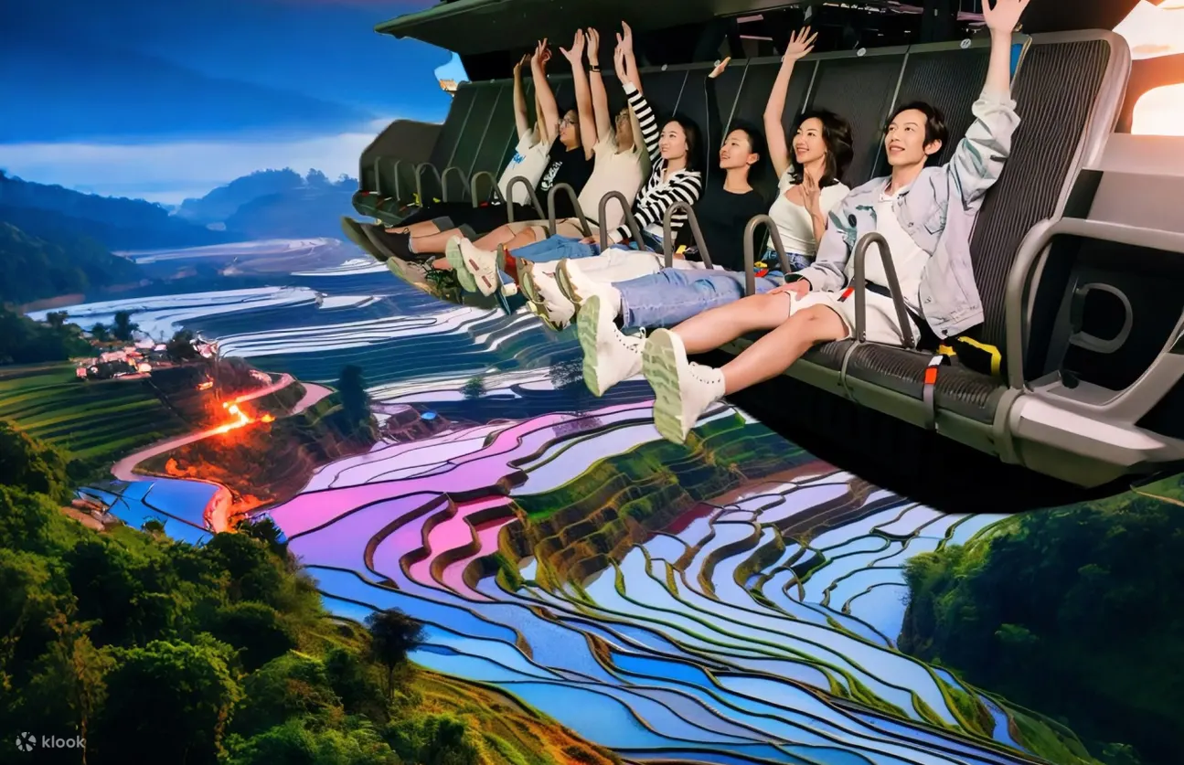 座椅会配合画面做出倾斜、俯仰动作 —— 比如 “俯冲” 进豫园湖心亭时，身体会不自觉前倾，仿佛真的要扎进九曲桥的人潮；“攀升” 至上海中心大厦顶端时，视角突然垂直向下，陆家嘴 “三件套” 在脚下层层叠叠展开，恐高症都要被 “美到治愈”
