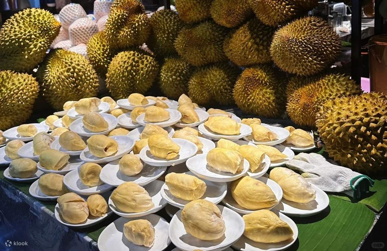 Rasa durian yang kaya dan manis di Yong Rong Hui, teksturnya lembut dan creamy, meleleh di mulut, dengan lapisan rasa yang kaya seperti keju, datang dan nikmati kebebasan durian di sini!