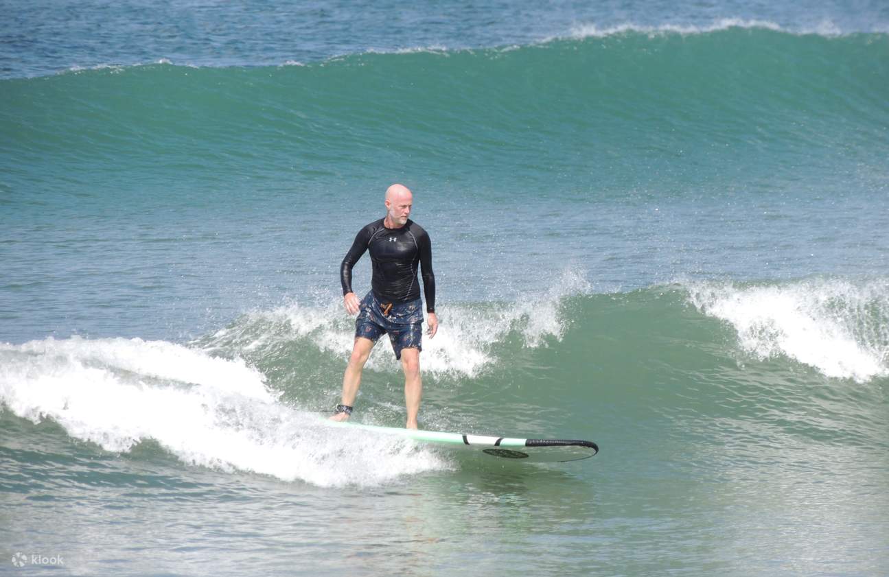 Experiencia de Surf en la Playa Kuta Bali por AAA Surf
