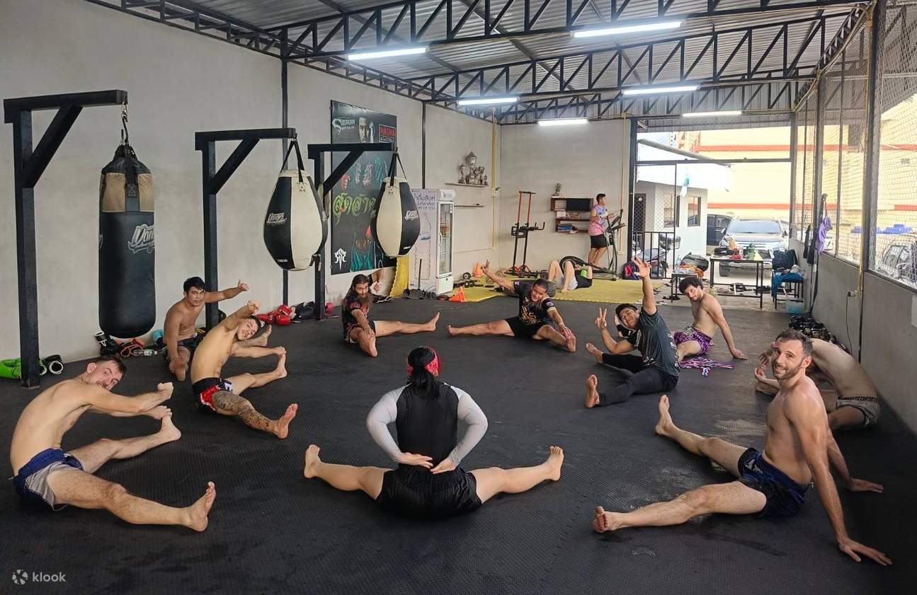 มีเทคนิคการกอดรัดที่หลากหลาย และหลายคนเรียกเทคนิคนี้ว่า ศาสตร์แห่งอาวุธทั้งแปด ซึ่งโดยทั่วไปแล้วจะผสมผสานการใช้ศอก หมัด เข่า และหน้าแข้ง