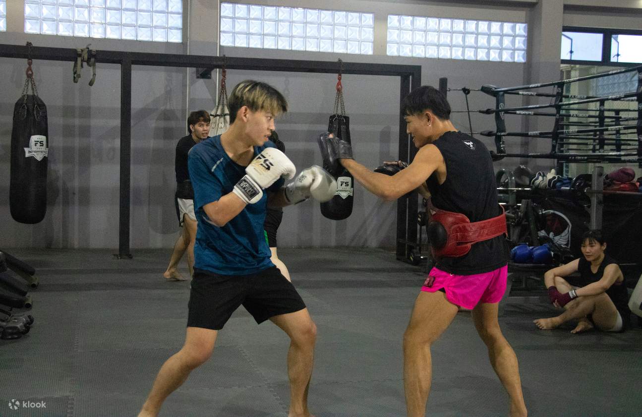 这些入门课程会根据您的体能和拳击技巧进行调整。由专业且能以英文沟通的教练提供实用技巧，并在整个课程期间指导您。