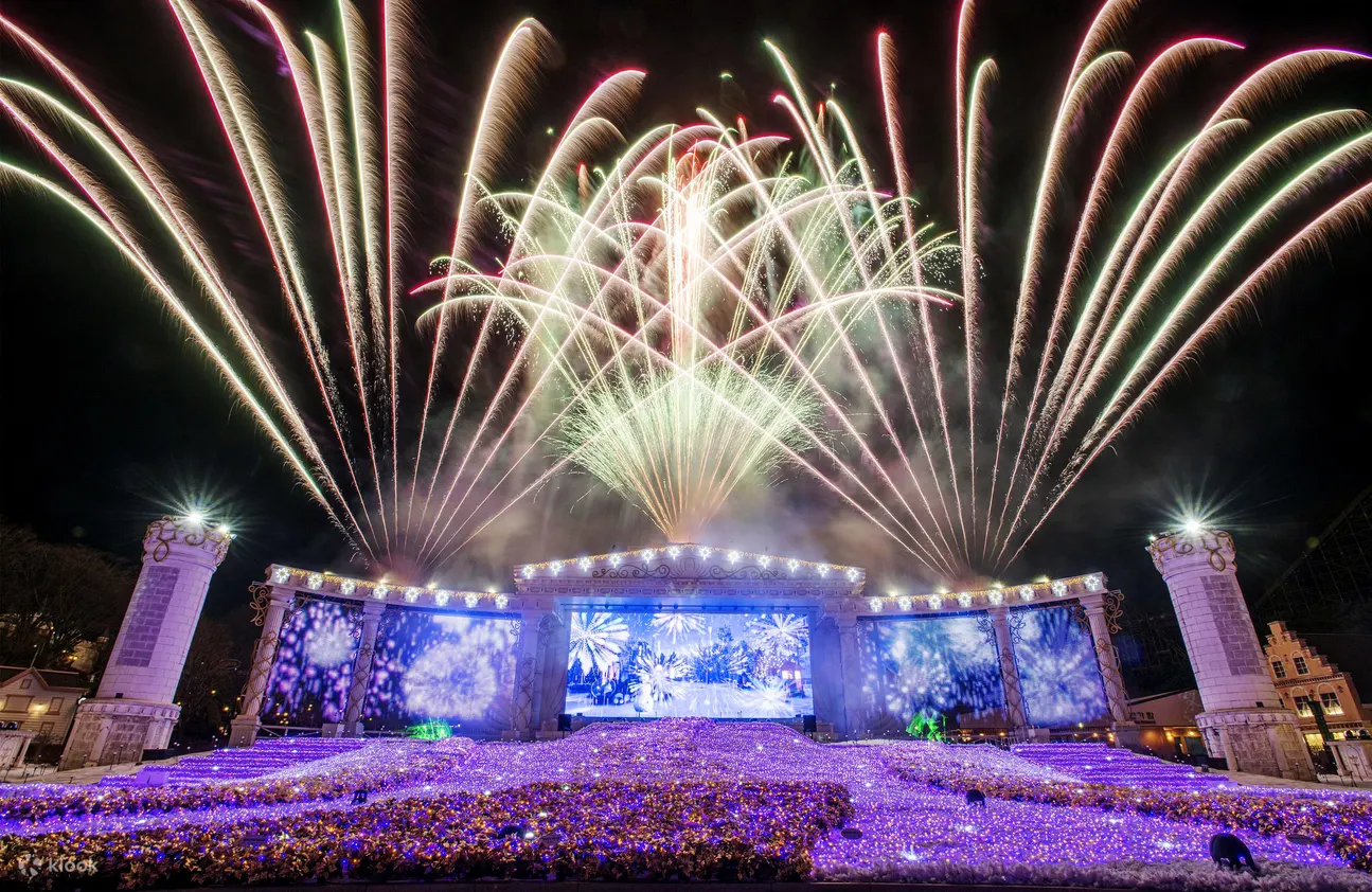 Enjoy a spectacular fireworks show at Everland in the evening. The firework is subject to change depending on circumstances. For more details, please check with Everland staff on-site