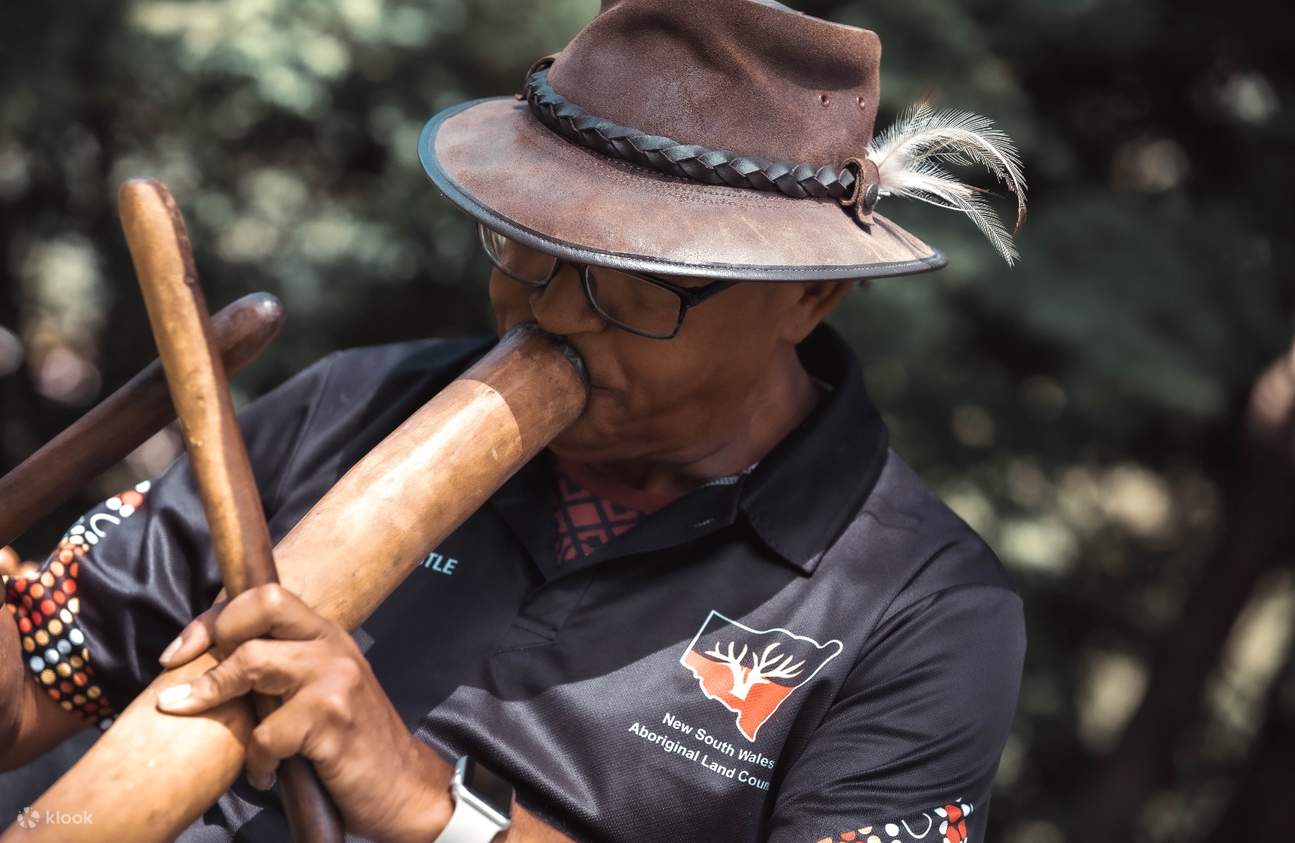 ディジュリドゥを演奏する長老