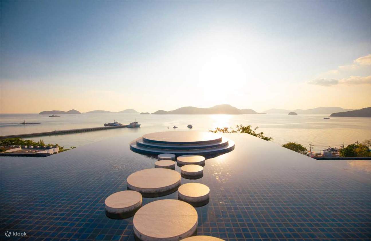 럭셔리한 선셋 뷰를 자랑하는 스리 판와 푸켓의 투 바 루프탑