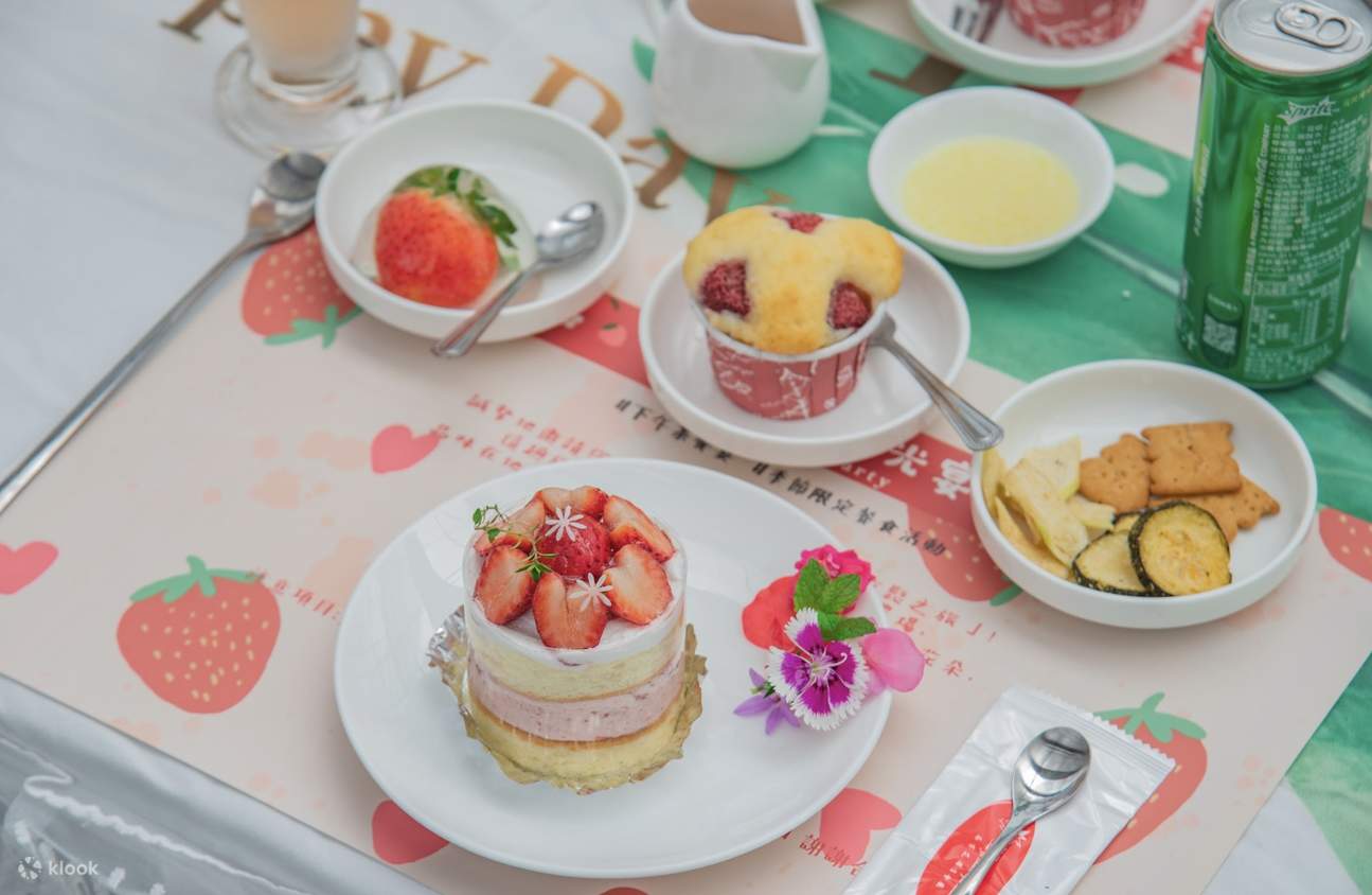 Banquete Romántico de Fresas en el Bosque