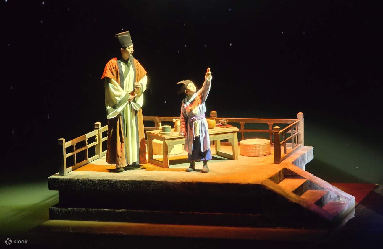 少年時代の朱熹の幼い言葉が時空を超え、舞台中央の輝かしい星の川となる。