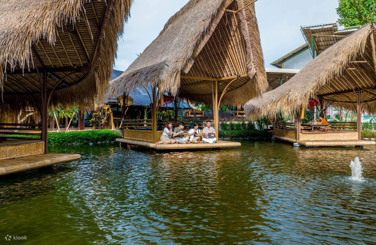 clienti al Bale Udang Mang Engking a Kuta e Ubud