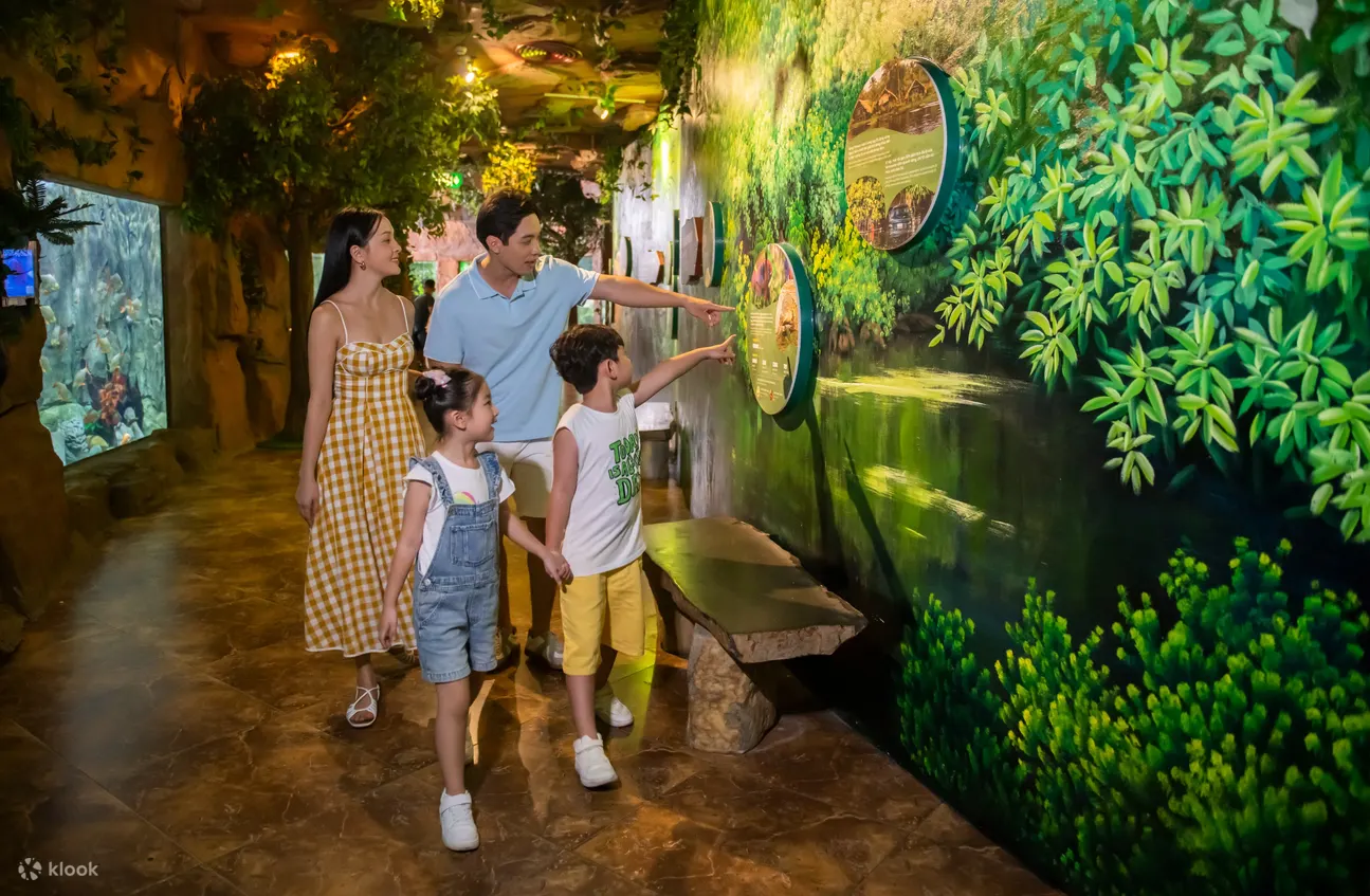 一家人在珍珠水族馆