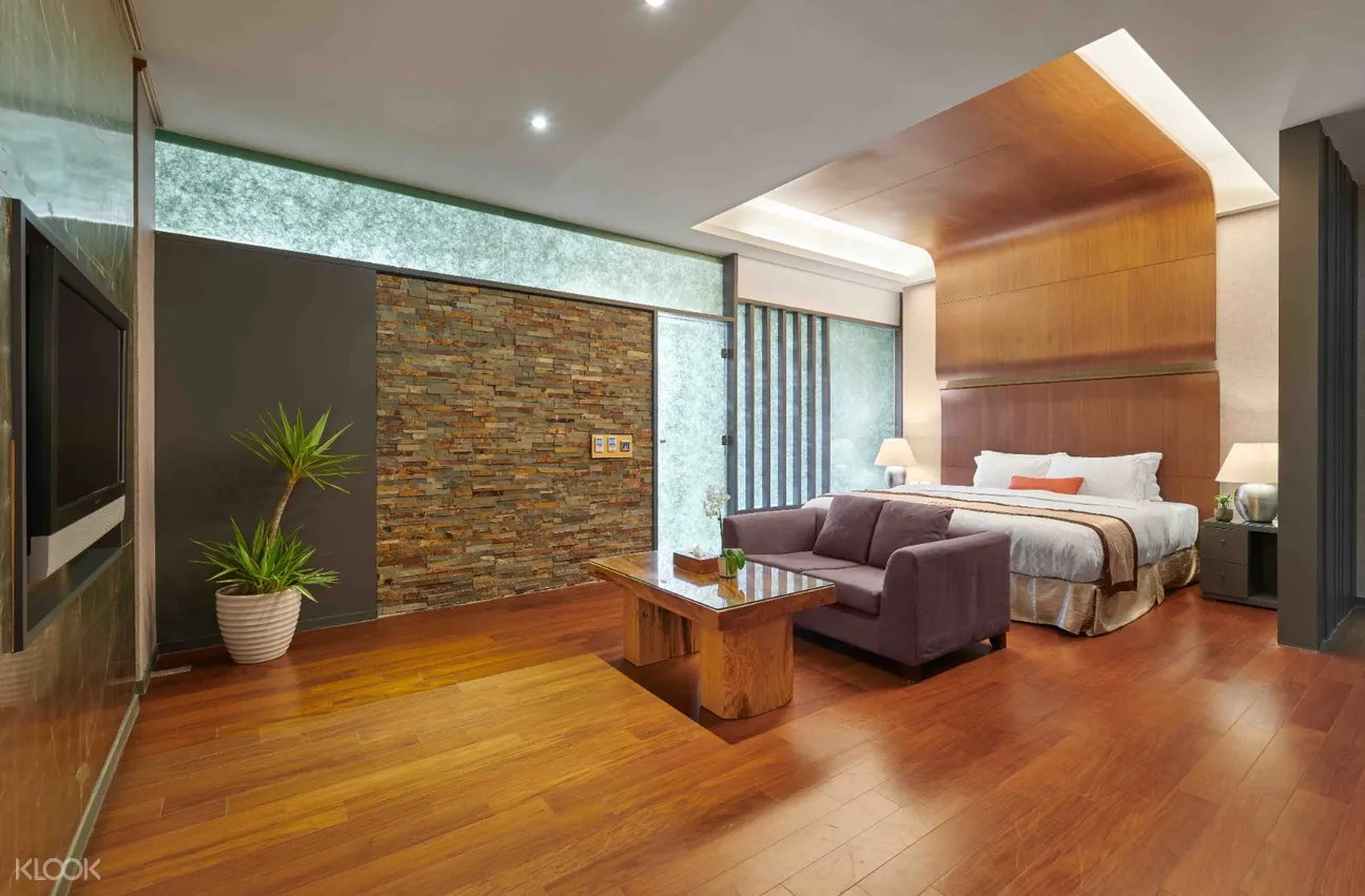 在20坪的「尊榮館覓雲雙人房湯屋」輕鬆悠閒享受泡湯時光